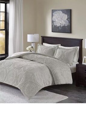 Madison Park Light Gray Quilted Medallion Comforter Set